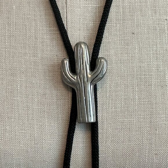 EJC Vintage silver pewter cactus bolo tie on black chord with silver tips 1989 - Picture 2 of 5